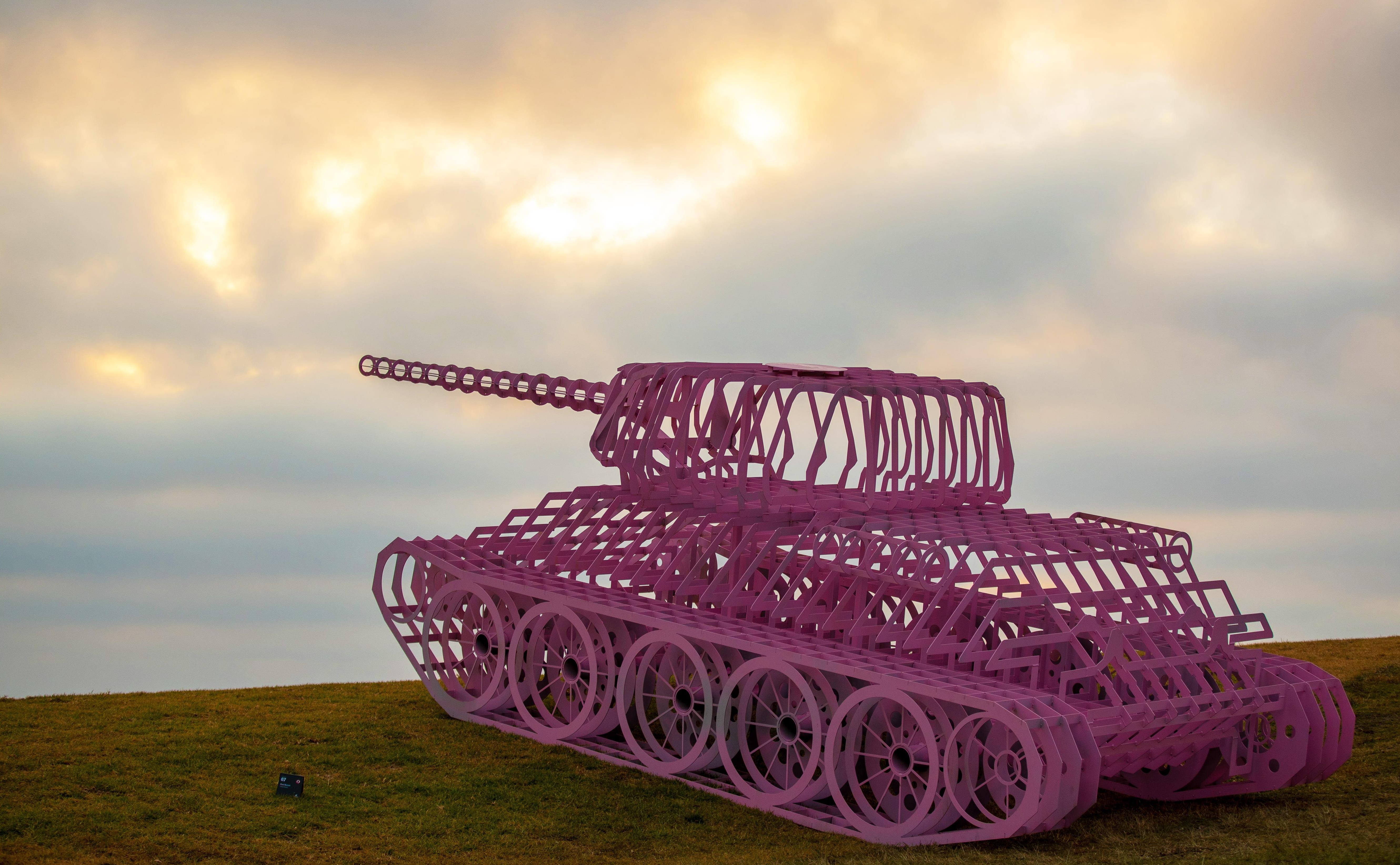 Tank with mini sculpture med